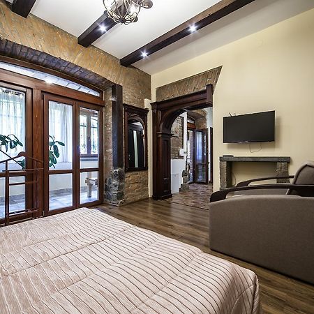Vip Castle Apartmens Lviv Bagian luar foto