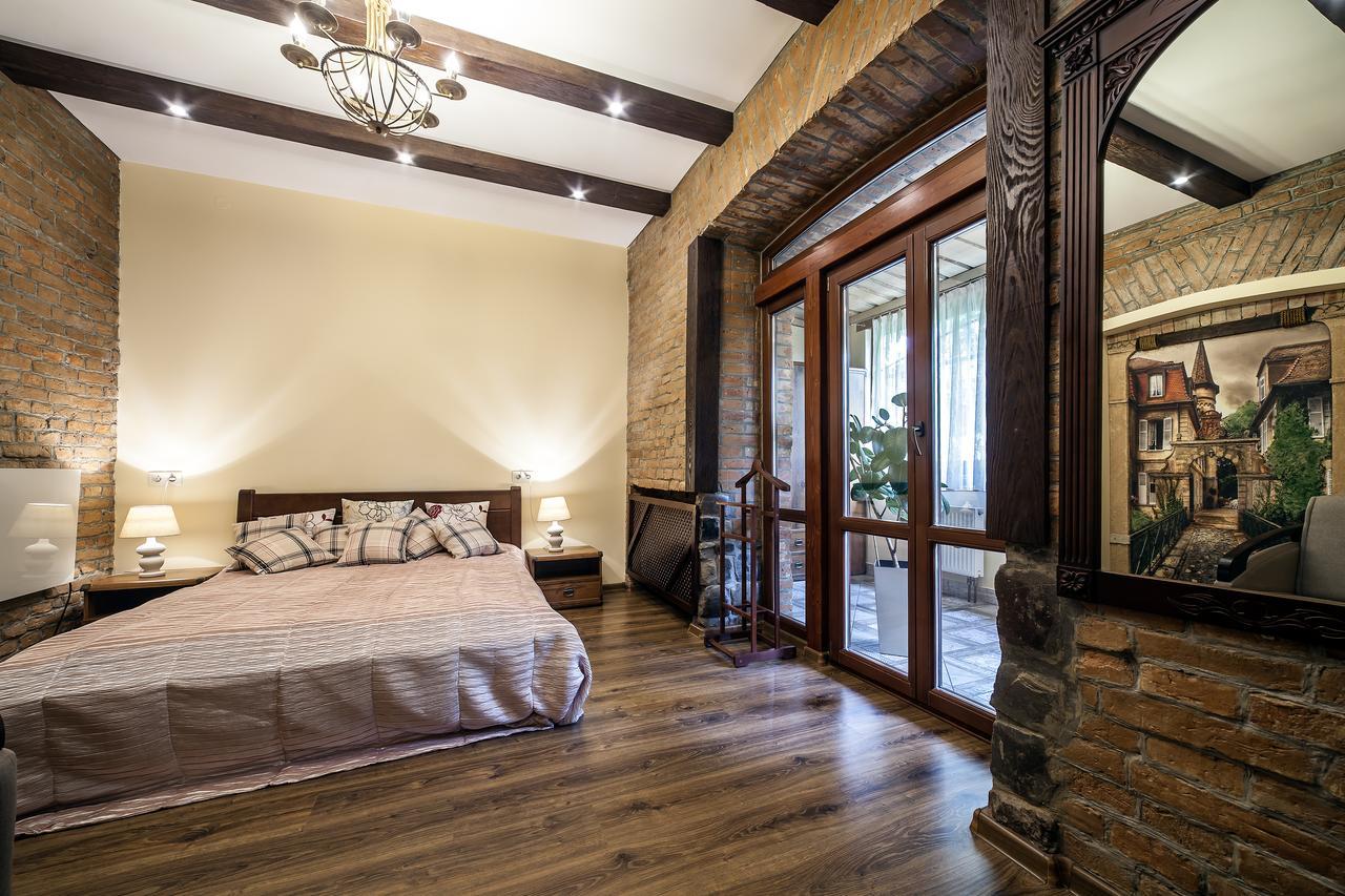 Vip Castle Apartmens Lviv Bagian luar foto